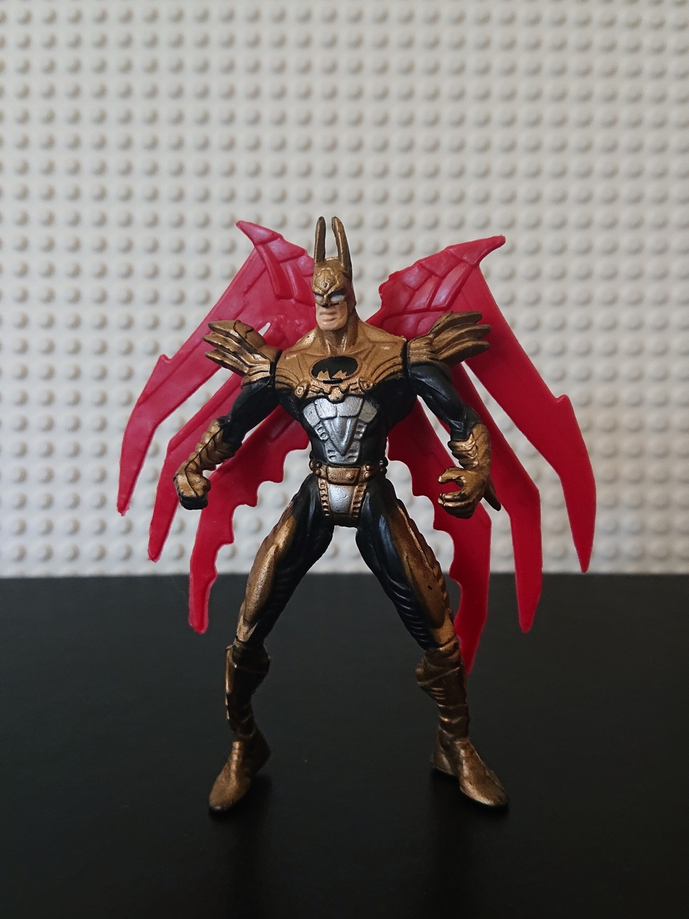 DC Unbranded - Batman Black / Gold 4" Action Figure with Red Spline Cape